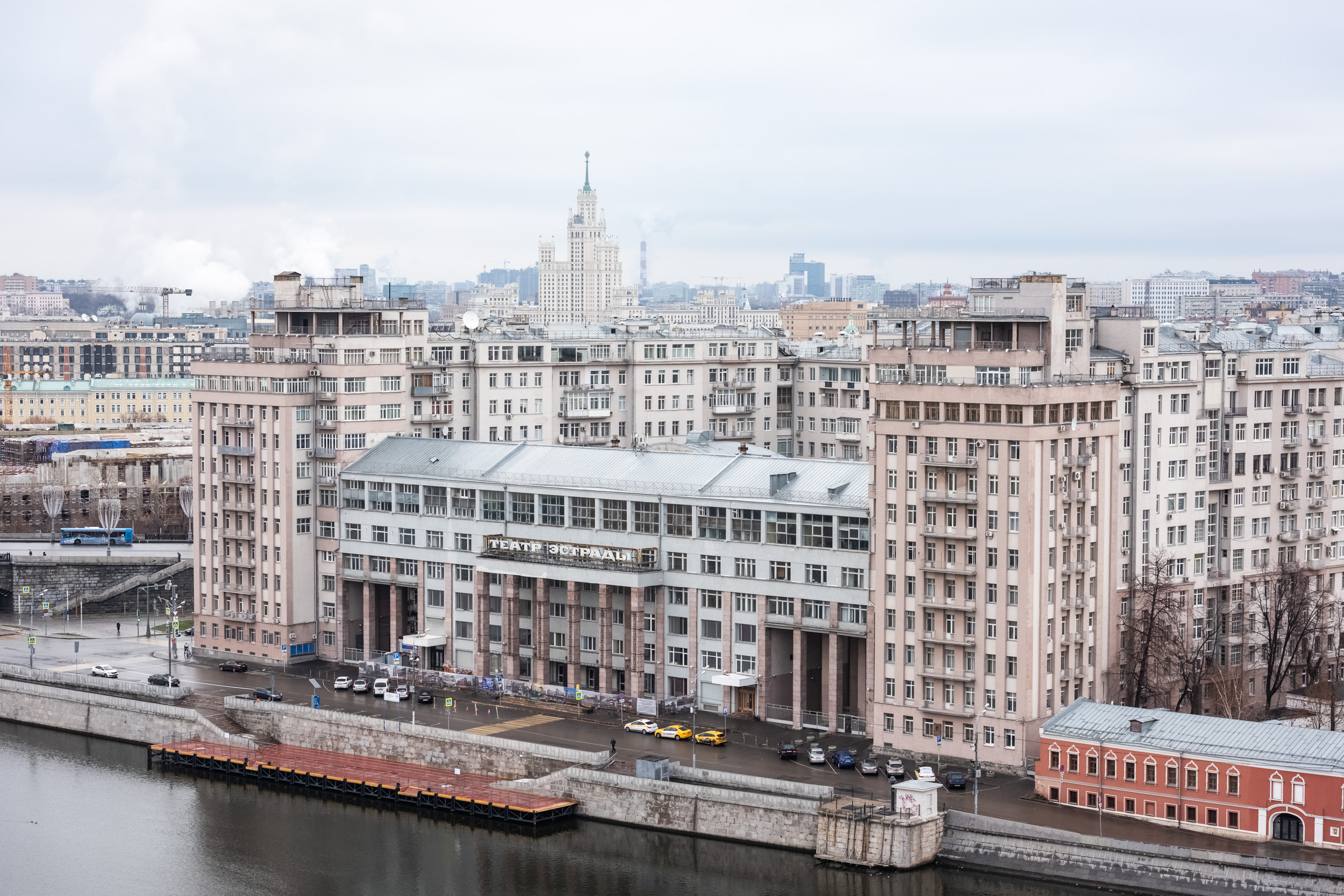 Театр эстрады москва. Театр эстрады Москва фото. Москва сейчас. Пристань рядом с театром эстрады.