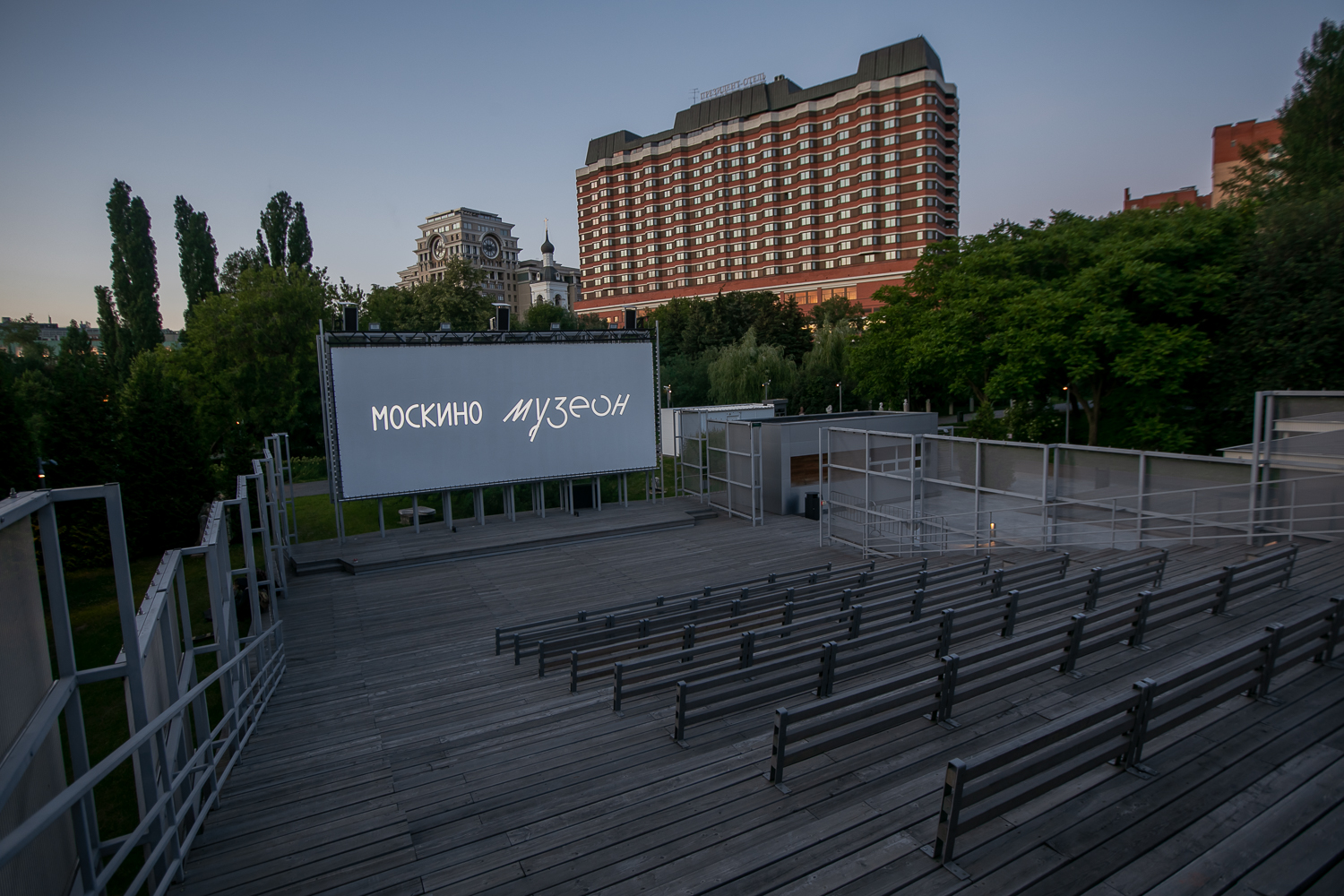 Кинотеатр лета. Москино в парке искусств Музеон. Крымский вал, Влад. 2, парк искусств «Музеон». Москино в парке Сокольники летний кинотеатр. Моск но Музеон Москва кинотеатр.