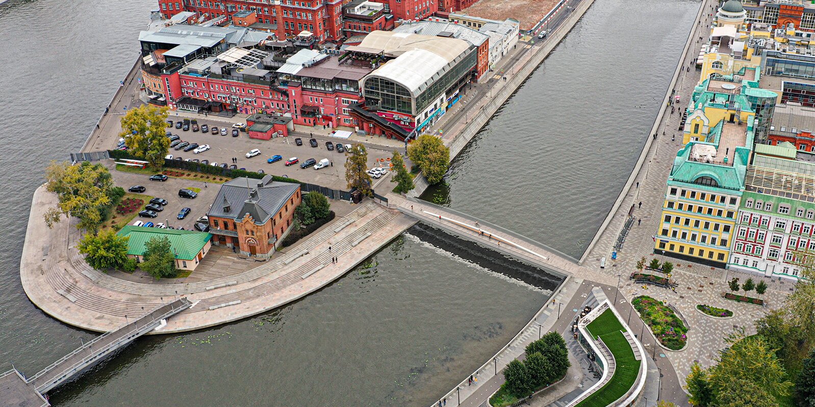 Водоотводный канал мосты. Водоотводный канал мосты. Мосты водоотводного канала в москве-. Водоотводный канал и остров балчуг в москве. Набережная водоотводного канала.