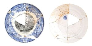 Фрагменты старинной тарелки нашли на Старомонетном переулке. Фото: Пресс-служба Департамента культурного наследия города Москвы