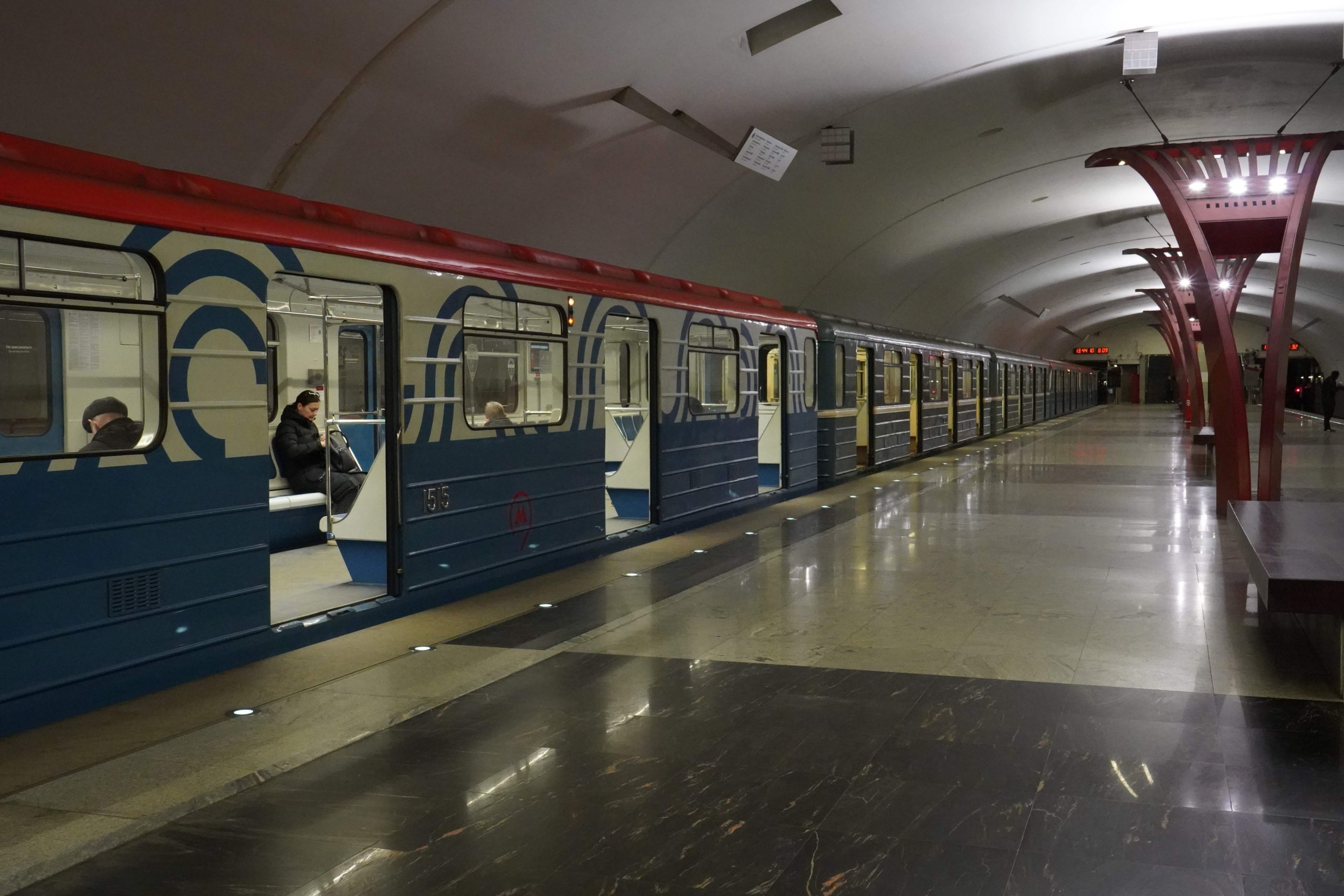 На московском метро есть. Московское метро. Метро Москвы фото. Станции метро в Москве. Первый поезд метро.