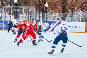 Соревнования по хоккею прошли на катке Парка Горького. Фото взято со страницы парка в социальных сетях
