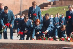 Сотрудники налоговой службы России возложили цветы на Поклонной горе. Фото: Ярослав Чингаев