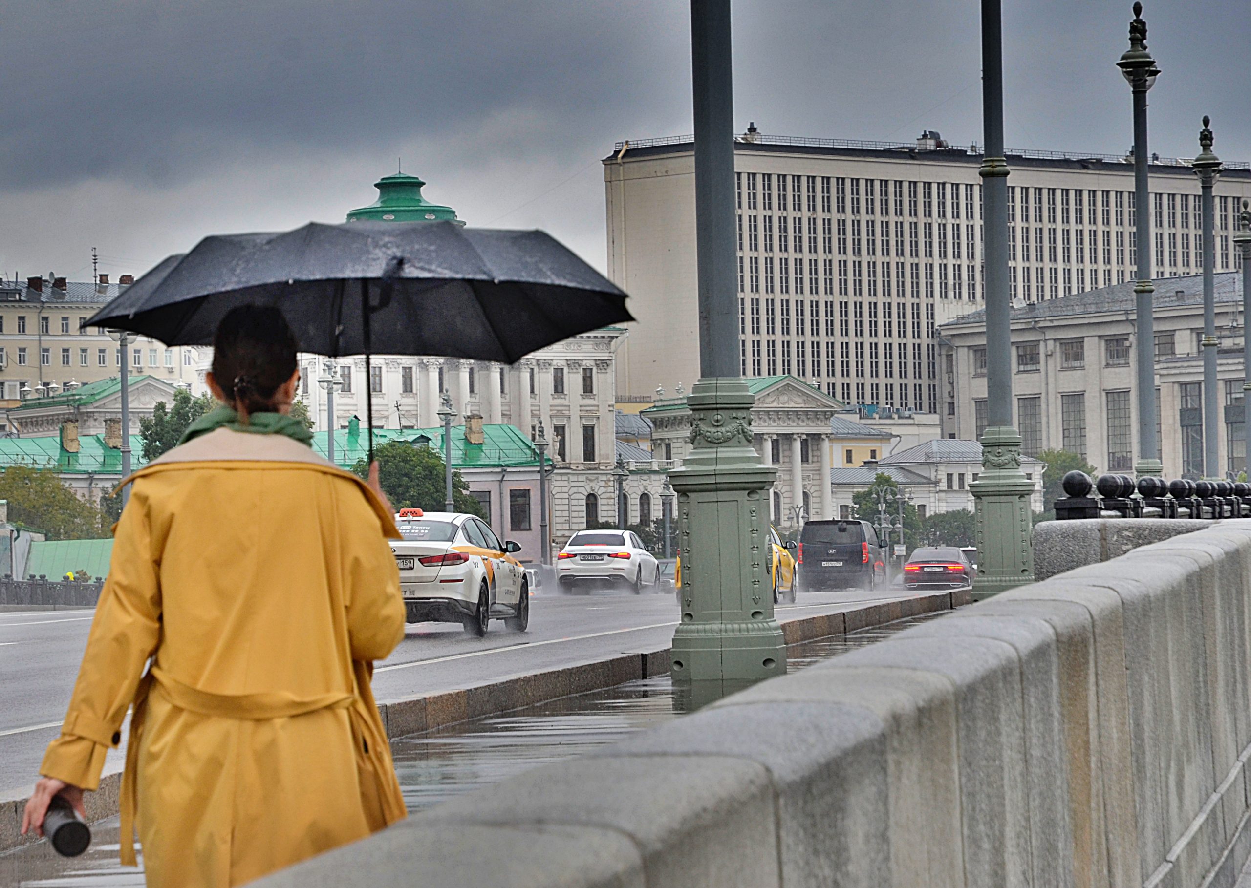 В москве ожидается гроза. Дождливая Москва. Пасмурная погода в Москве. Фотографии в пасмурную погоду.