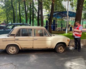 Председатели советов ОПОП выявляют брошенные автомобили на улицах района. Фото: страница управы в социальных сетях