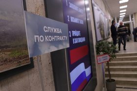 Музыкант Юрий Кононов встретился с контрактниками в Едином пункте отбора на военную службу в Москве. Фото: Анатолий Цымбалюк, «Вечерняя Москва»