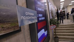 Музыкант Александр Скляр встретился с контрактниками в Едином пункте отбора на военную службу в Москве. Фото: Анатолий Цымбалюк, «Вечерняя Москва»