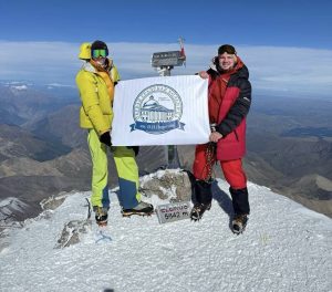 Флаг Первой Градской больницы развивается на Эльбрусе. Фото: Telegram-канал Первой Градской больницы