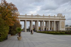 Сотрудники Городского хозяйства столицы рассказали о благоустройстве Парка Горького. Фото: Анна Быкова, «Вечерняя Москва»