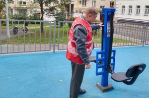 Председатели советов ОПОП района Якиманка провели мониторинг состояния детских игровых и спортивных площадок. Фото: страница управы района в социальных сетях