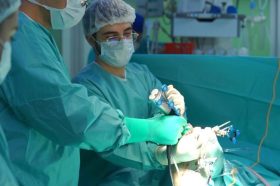 Врачи Первой Градской больницы провели двухстороннюю эндоскопическую пластику паховой грыжи у 101-летней пациентки. Фото: Telegram-канал больницы №1