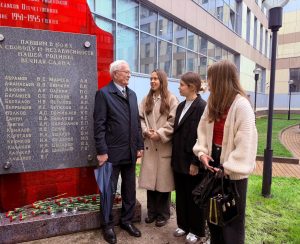 «Вахта памяти 2025» прошла в районе Якиманка. Фото: официальная страница молодежной палаты района Якиманка в социальных сетях.