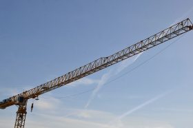 Всегда на высоте: оригинальное поздравление разместят в районе ко Дню строителя. Фото: Анна Быкова, «Вечерняя Москва»