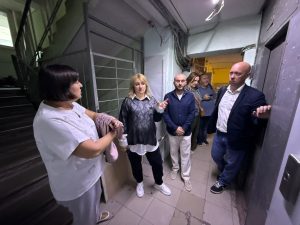  Глава управы района провела обход домов. Фото: страница управы района Якиманка в социальных сетях