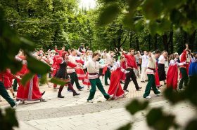 «Московскую кадриль» исполнят на Болотной площади в честь Дня города. Фото: пресс-служба Комитета общественных связей и молодежной политики города Москвы