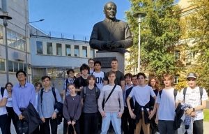 Старт в профессию: ученики ИТ-класса школы №1799 погрузились в мир высоких технологий в «Росатоме». Фото: страница школы №1799 в социальных сетях