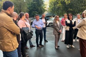 Глава управы провела обход территорий в районе. Фото: страница управы района Якиманка в социальных сетях.