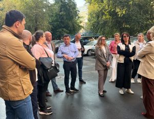 Глава управы провела обход территорий в районе. Фото: страница управы района Якиманка в социальных сетях.