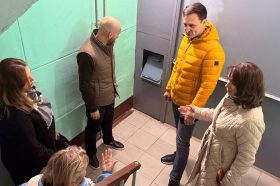 Глава управы района посетил дом в ходе капитального ремонта. Фото: официальная страница управы района в социальных сетях