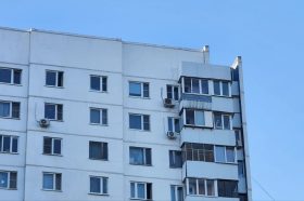 Сотрудники жилищника района Якиманка провели плановую проверку домов на безопасность. Фото: Алина Моисеенко, «Вечерняя Москва»