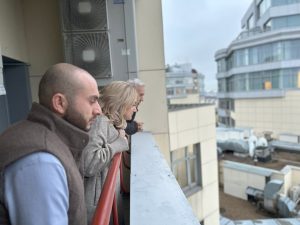 Инспекцию выполненного ремонта в подъезде дома провела глава управы района. Фото: официальная страницы управы района Якиманка в социальных сетях