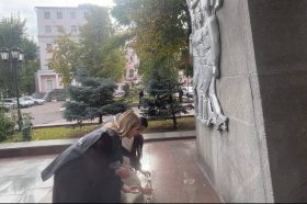 Церемония возложения цветов прошла в Якиманке ко Дню воссоединения. Фото: страница молпалаты в социальных сетях