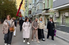 Глава управы провела инспекцию капремонта на Донской улице. Фото: страница управы района в социальных сетях