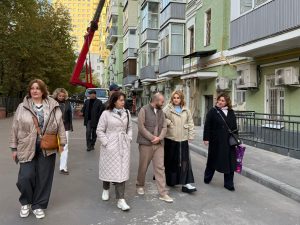 Глава управы провела инспекцию хода капремонта на Донской улице. Фото: страница управы района в социальных сетях