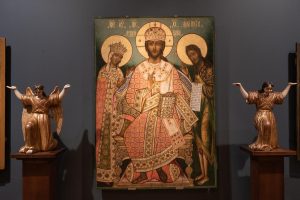 Ансамбль деревянных скульптур появился в зале Третьяковской галереи. Фото: Telegram-канал Третьяковской галереи
