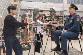 Портреты героев МЧС лепили В МЦХШ при РАХ. Фото: официальная страница МЦХШ при РАХ в социальных сетях