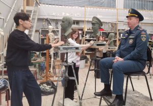 Портреты героев МЧС лепили В МЦХШ при РАХ. Фото: официальная страница МЦХШ при РАХ в социальных сетях