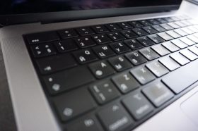 Старт регистрации на всероссийскую студенческую конференцию объявили сотрудники ГАУГН. Фото: Дарья Казачок, «Вечерняя Москва»