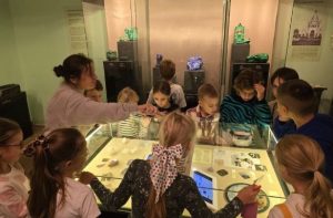 Юные исследователи из школы №1799 открыли тайны минералов в Геологическом музее. Фото: официальная страница школы №1799 в социальных сетях