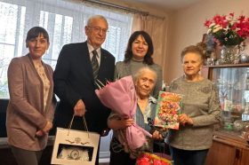 Ветерана из района Якиманка поздравили с 95-летием представители управы. Фото: официальная страница управы в социальных сетях