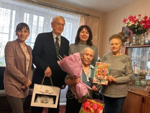 Ветерана из района Якиманка поздравили с 95-летием представители управы. Фото: официальная страница управы в социальных сетях