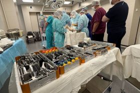 Врач Первой Градской больницы провел мастер-класс для травматологов Заполярья. Фото: официальная страница больницы №1 в социальных сетях