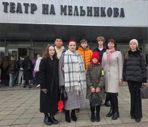Ученики школы №1799 посетили спектакль в «Театре на Мельникова». Фото: официальная страница школы №1799 в социальных сетях