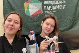 Ученики Якиманки окунулись в мир традиций на мастер-классе по созданию кукол-оберегов. Фото: официальная страница Молодежной палаты Якиманки в социальных сетях