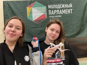 Ученики Якиманки окунулись в мир традиций на мастер-классе по созданию кукол-оберегов. Фото: официальная страница Молодежной палаты Якиманки в социальных сетях