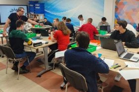 Ученики ИТ-класса школы №1799 поборолись за победу в финале турнира «Кибер-бой». Фото: официальная страница школы №1799 в социальных сетях