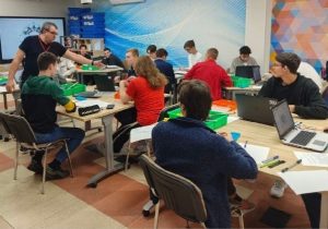 Ученики ИТ-класса школы №1799 поборолись за победу в финале турнира «Кибер-бой». Фото: официальная страница школы №1799 в социальных сетях