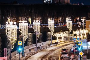 Набережные Якиманки украсили к Новому году. Фото: пресс-служба комплекса городского хозяйства Москвы