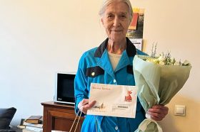 Представители управы района Якиманка посетили ветерана войны. Фото: официальная страница управы в социальных сетях