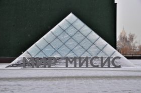 Экскурсию в Институт физики и квантовой инженерии организуют представители НИТУ МИСИС. Фото: Анна Быкова, «Вечерняя Москва»