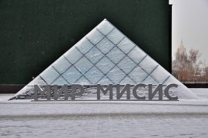 Экскурсию в Институт физики и квантовой инженерии организуют представители НИТУ МИСИС. Фото: Анна Быкова, «Вечерняя Москва»