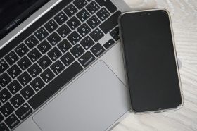 Ученики школы №1799 осваивают секреты нетворкинга с бренд-менеджером соцсети. Фото: Анна Быкова, «Вечерняя Москва»