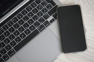 Ученики школы №1799 осваивают секреты нетворкинга с бренд-менеджером соцсети. Фото: Анна Быкова, «Вечерняя Москва»