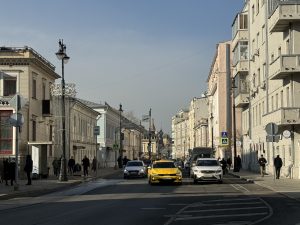 Жители района Якиманка собрали новогодние наборы для участников СВО при поддержке Молодежной палаты. Фото: Анна Макмаладзе, «Вечерняя Москва»