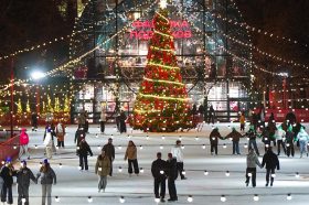 Новогодний каток начал работу на Болотной площади. Фото: сайт мэра Москвы