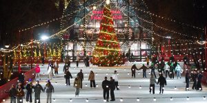 Новогодний каток начал работу на Болотной площади. Фото: сайт мэра Москвы